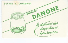 Yoghourt    "  DANONE  "     -   Ft  =  12 Cm  X  21 Cm - Produits Laitiers