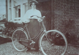 PHOTO  90 X 65 Mm  FEMME ET BICYCLETTE ANCIENNE - Ciclismo