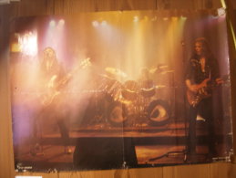 MUSIQUE - MOTÖRHEAD - POSTER - MOTORHEAD - ON STAGE - LEMMY / PHILTY ANIMAL TAYLOR / EDDIE CLARKE - 84x60cm - Affiches & Posters