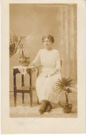 Banks Or North Plains OR Oregon, Young Woman Sits In Chair, Studio(?) Picture, C1910s Vintage Real Photo Postcard - Otros & Sin Clasificación