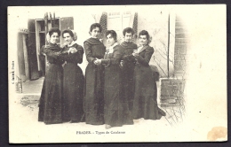 CPA ANCIENNE- FRANCE- PRADES (66)- TYPES DE CATALANES- GROUPE DE JEUNES FEMMES DANSANT DEVANT LA PORTE- - Prades