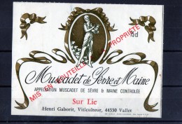 LES FEMMES ET LE VIN - (Etiquette Légèrement Collée Sur Feuille D´expo.) - Feminine Beauty Art Nouveau