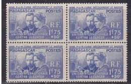 MADAGASCAR - YVERT N° 206 ** MNH  BLOC DE 4  - COTE 2022 = 104 ++EUR. - 1938 Pierre Et Marie Curie