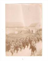 Photo Militaria : 68 - Chars : Groupe De Soldats En Marche + Un Cavalier + Fermes - Manoeuvres