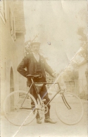 Carte Photo BICYCLETTE   DEBUT DU SIECLE-  HOMME CASQUETTE .PETITES MOUSTACHES ET CASQUETTE - Ciclismo