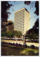 Sénégal--DAKAR--Hotel Indépendance (petite Animation,voitures Dont Citroen   2CV) Cpsm 10 X 15 N°7690  éd Iris - Senegal