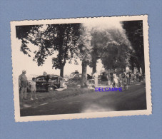 Photo Ancienne - Prés D' ETAMPES - Passage Du TOUR De FRANCE - Cycliste échappé à Identifier - Automobile - Ciclismo