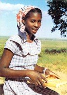 Afrique MOZAMBIQUE (a) (sourire Jeune Fille Robe) Ed:Société Des Missions Evangéliques Phot F.Perret La Chaux De Fonds - Mozambique