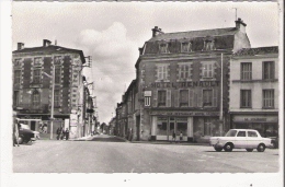 NEUVILLE EN POITOU (VIENNE) 10 RUE ALPHONSE PLAULT (CONFECTIONS ROSSARD ET HOTEL RENAULT) - Neuville En Poitou