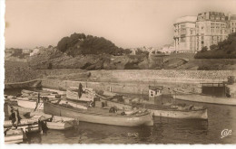 @ CPSM TOP RARE BIARRITZ BATEAU X PECHEUR S GROS PLAN 64 PYRENEES ATLANTIQUES FORMAT ANCIEN ENVIRON 9 CM X 14 CM - Guethary