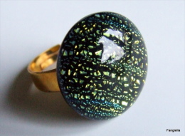 Bague En Verre Dichroic Artisanal Doré Bleu Vert Fond Noir Sur Anneau Réglable Doré  Une élégance Certaine Pour Cette Tr - Rings