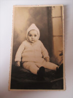 AK / Fotokarte 1910er Jahre Baby / Kleinkind Mit Strickanzug / Mütze Süß!! - Portraits