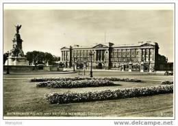 Buckingham Palalce And Victorial Memorial  Circulated 1955 - Buckingham Palace