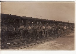 Carte Postale Photo GARE-Chemin Fer-TRAIN-Embarquement Des Troupes-MILITAIRE (Nationnalité ?)-Guerre-A SITUER- LOCALISER - Gares - Avec Trains