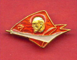 F472 / Vladimir Ilyich LENIN  LENINE - Monument  Conquerors  Space  Russia Russie Russland Rusland - Space