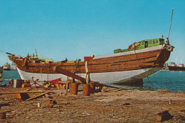 DUBAI  ( THE DHOW BUILDERS ) BOAT BATEAU DE PECHE EN MER - Dubai