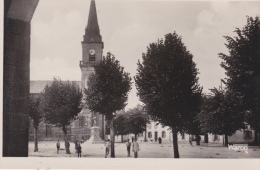 14 / 3 / 220  - CLÉGUEREC (56 )  - L'ÉGLISE  ET  LA  PLACE - CPSM - Cleguerec