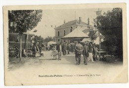 NEUVILLE EN POITOU - L'assemblée De La Gare. - Neuville En Poitou