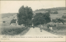 89 VERON / Un Coin De L'Eglise Masquant La Fontaine Et Le Moulin Sur La Route De Véron à Rozoy / - Veron