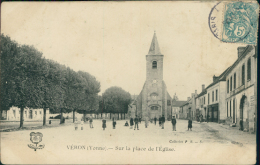89 VERON / Sur La Place De L'Eglise / - Veron