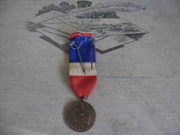 Médaille Militaire Bronze . MINISTÈRE DE LA GUERRE Avec épingle @ Attribuée à A. Cochard En 1968 - France