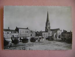 CPSM MIREBEAU DE POITOU  N°2 PLACE DE LA REPUBLIQUE - ECRITE EN 1957 - Mirebeau