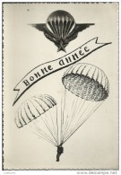 PARACHUTISME . EN PLEIN SAUT . PARACHUTISTE AVEC SON PARACHUTE DORSAL ET SON VENTRAL OUVERTS .POSTEE DE TARBES EN 1980 - Parachutting