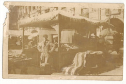 Y@ RARE CARTE PHOTO  GROS PLAN STAND MARCHE  "AU PAVILLON BLEU" CARTE A IDENTIFIER - Marktplaatsen