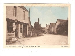 CPA : 18  : Saint  Saturnin : Avenue De L´Ecole De Filles : Maisons - Pompe à Essence - Voiture ...Colorisée - Saint-Saturnin