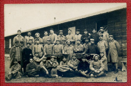 Carte Photo : Groupe De Soldats Posant Avec Deux Mitrailleuse ( Lieu à Déterminer ) - Characters