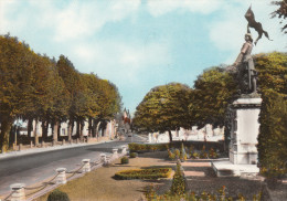 58 - SAINT PIERRE LE MOUTIER / LE SQUARE DES PROMENADES - PLACE JEANNE D'ARC - Saint Pierre Le Moutier