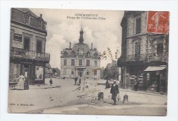 03 - COMMENTRY - PLACE DE L'HOTEL DE VILLE - COMMERCES - PHARMACIE - MARCHANDE DES QUATRE SAISONS - POMPE A EAU PUBLIQUE - Commentry