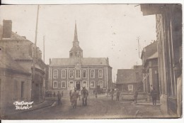 Carte Postale Photo Militaire Allemand ROISEL (Somme) Troupe Allemande Devant La Mairie-Feldpost - 2 SCANS - - Roisel