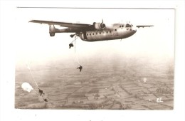 Photo  : Parachutistes Sautant D'un Avion Transat 341 0  ( ? )  13,8 Cm / 8,8 Cm Environ - Parachutisme