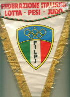 W202 / SPORT  Federazione Italiana Lotta Pesi Judo  24 X 32.5 Cm. Wimpel Fanion Flag  Italia Italy Italie Italien Italie - Sonstige & Ohne Zuordnung