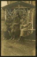 TOP - CARTE PHOTO - DES SOLDATS ALLEMANDS PRENNENT LA POSE A VIGNEULLES  EN DECEMBRE 1917 AU POSTE DE CONTROLE - Vigneulles Les Hattonchatel