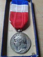 MEDAILLE D'HONNEUR.TRAVAIL "RF" EN ARGENT - Professionnels / De Société