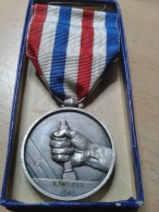 MEDAILLE DES CHEMINOTS "RF" EN ARGENT - Professionnels / De Société