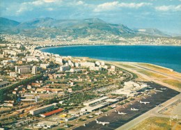 NICE L'AEROPORT VUE SUR LES PISTES ET LA VILLE - 06 ALPES MARITIMES (I) - Transport (air) - Airport