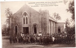 BENIN (DAHOMEY) ADJONA LES ECOLIERS DEVANT L'EGLISE - Benin