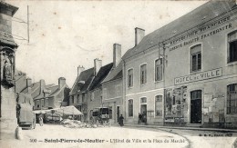 D58 - SAINT PIERRE LE MOUTIER  -  L' Hotel De Ville Et La Place Du Marché - Saint Pierre Le Moutier