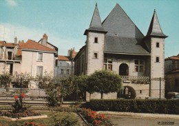 MIRECOURT (Vosges) - Les Halles - Mirecourt