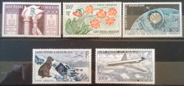 12473# SAINT PIERRE ET MIQUELON LOT POSTE AERIENNE ** & * CHIEN SATELLITE FLEUR Cote 117 € - Unused Stamps