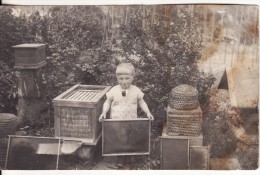 Carte Postale Photo SARREBOURG (Moselle) Jeune Garçon Avec PIPE Devant RUCHE-RUCHER-APICULTURE-MIEL-ABEILLE-Photo Knecht - Sarrebourg