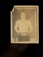 Photo Carte : Jeune Homme Sportif Torse Nu Type Lutteur Lutte Young Sport Man - Lutte