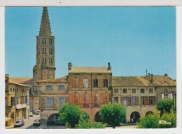 82 - NEGREPELISSE - La Place Nationale Et Le Clocher De L'Eglise Saint Pierre - Negrepelisse