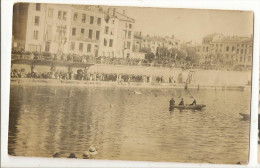 @ RARE CARTE PHOTO AVEC UN MAGASIN LA SAMARITAINE ET UN CONCOURS DE NATATION ENDROIT A IDENTIFIER - Autres & Non Classés