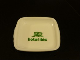 = Cendrier Publicitaire Hôtel Ibis, Genre Arcopal Blanc - Vetro