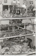Banks Oregon, Vandehey's Museum Guns On Display In Case, C1950s Vintage Real Photo Postcard - Otros & Sin Clasificación