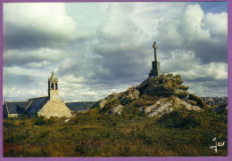 PLOUGUERNEAU - La Croix Des Naufragés Et La Chapelle Saint-Michel - Plouguerneau